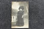 Postkaart vrouw in het zwart, Photographie Samson Liege, Non affranchie, Enlèvement ou Envoi, Avant 1920