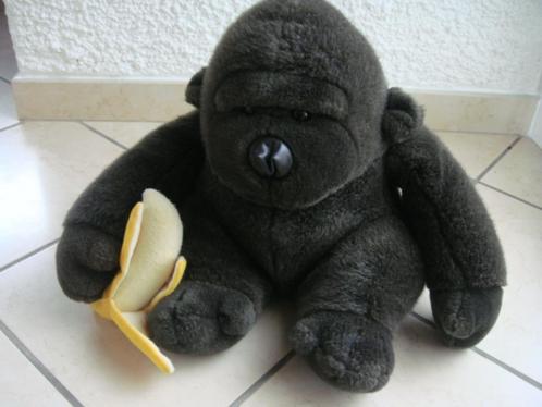 Peluche gorille avec sa banane. Brun "Vintage". Haut. 33cm., Enfants & Bébés, Jouets | Peluches, Utilisé, Autres types, Enlèvement ou Envoi