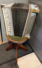 Vintage accordeon met verstelbare kruk te koop., Ophalen, Gebruikt, Met riemen