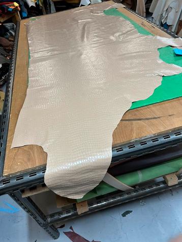 2 beige halve huiden 1.3mm dik stug&glans A272/272-1 beschikbaar voor biedingen