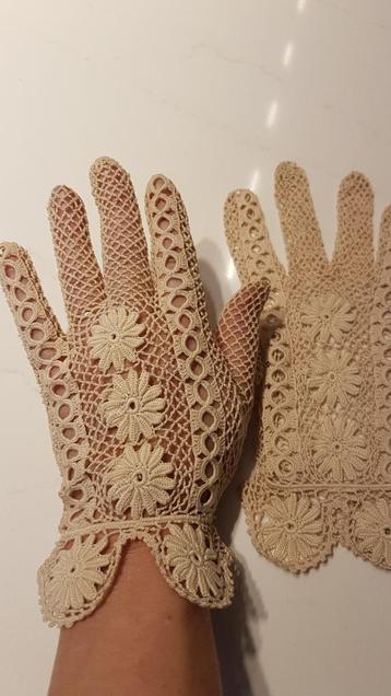 GEHAAKTE HANDSCHOENEN (+/- 80jaar oud) beschikbaar voor biedingen