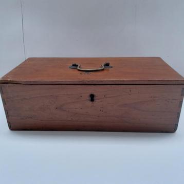 Oud houten kistje met koperen handvat. beschikbaar voor biedingen