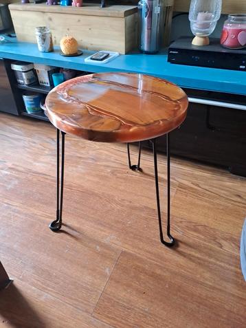 Belle petite table de salon /d'appoint en résine "tigre" dia, Enlèvement, Comme neuf