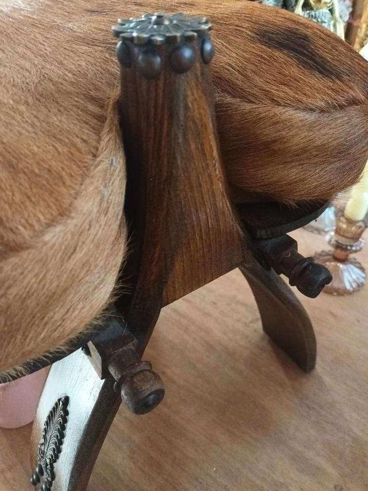 Opgezet koebankje met echte koehuid , mooi afwerki ng., Collections, Collections Animaux, Comme neuf, Animal de ferme, Enlèvement