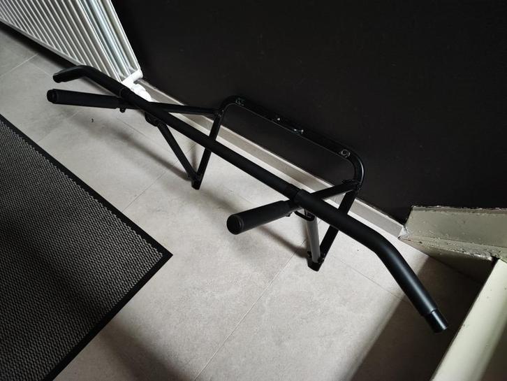 Optrekstang/ pull up baar van Domyos. (Voor aan muur), Sport en Fitness, Fitnessmaterialen, Zo goed als nieuw, Oprekstang, Armen