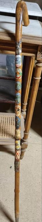 Oude antieke houten wandelstok met verschillende emblemen., Ophalen of Verzenden