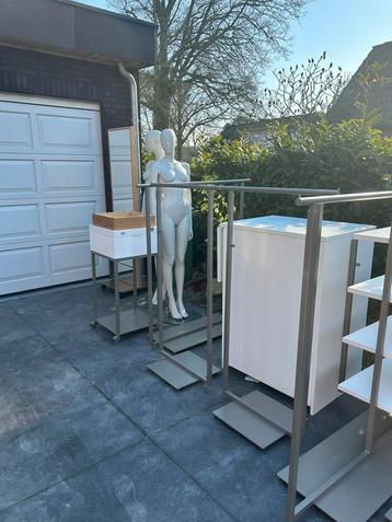 Winkelinrichting kleding beschikbaar voor biedingen