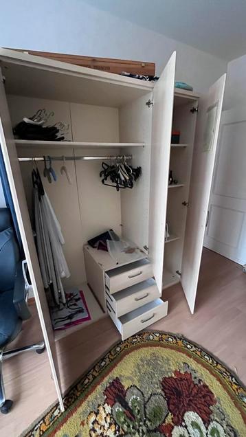 Kledingkast beschikbaar voor biedingen