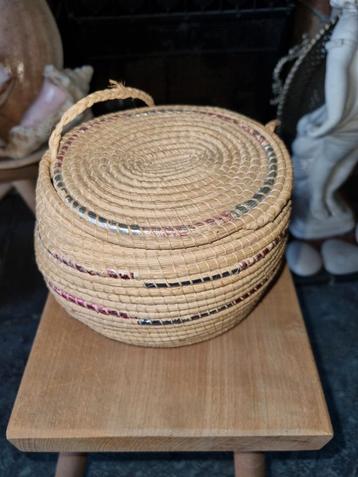 Ovale mand met enkele kleuren 17 x 14 cm beschikbaar voor biedingen