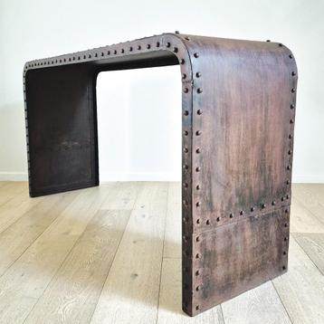 Industriële geklinknagelde tafel beschikbaar voor biedingen
