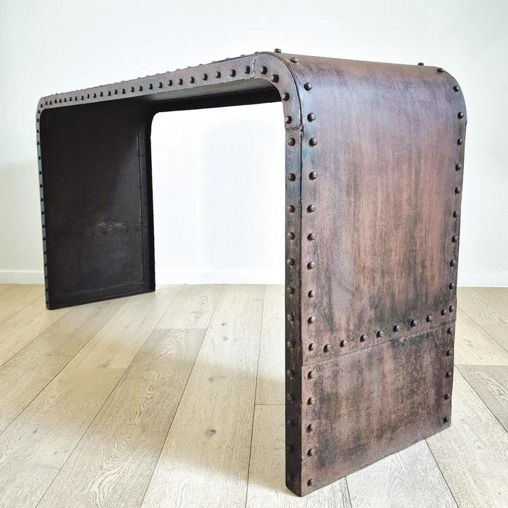 Industriële geklinknagelde tafel, Antiquités & Art, Antiquités | Meubles | Tables, Enlèvement