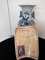 Porseleinen vaasblauw-wit decor van pioenrozen en vogels, Antiek en Kunst, Ophalen of Verzenden