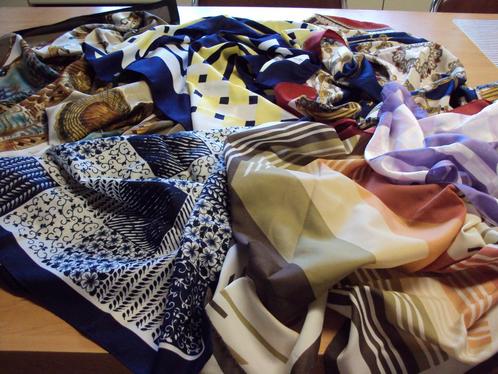 Allerlei sjaaltjes in verschillende kleuren en maten., Kleding | Dames, Mutsen, Sjaals en Handschoenen, Ophalen of Verzenden