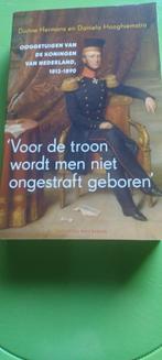 boek Voor de troon wordt men niet ongestraft geboren, Dorine Hermans en Daniela Hooghiemstra, Comme neuf, Enlèvement ou Envoi