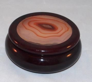 Een kersenhouten potje met agaatschijf. beschikbaar voor biedingen