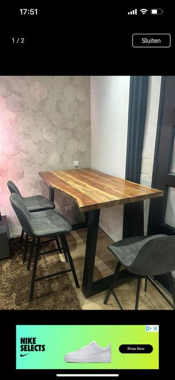 Bar tafel met 4 krukken beschikbaar voor biedingen