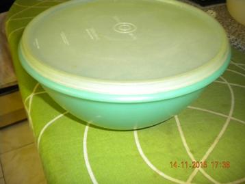 Kommen met deksel van Tupperware beschikbaar voor biedingen