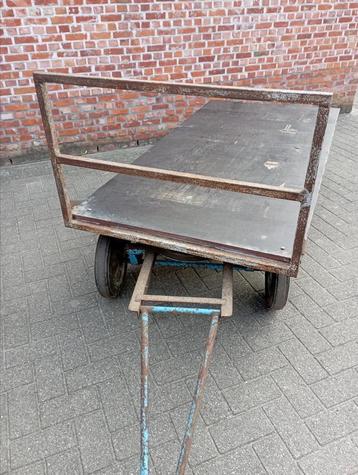 Plateauwagen beschikbaar voor biedingen