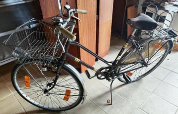 Damesfiets met bagagerek + boodschapsmand + steunpoot beschikbaar voor biedingen