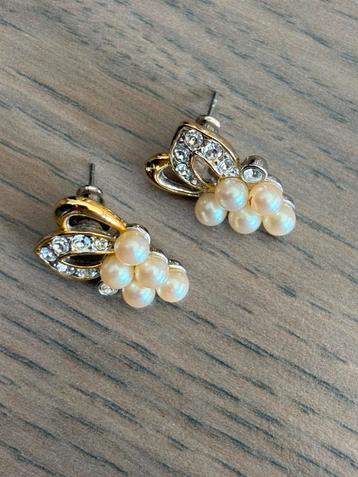 Kleine oorbellenset beschikbaar voor biedingen