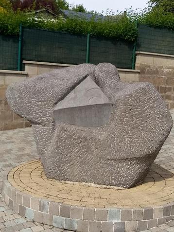 SCULPTUUR in blauwe steen  beschikbaar voor biedingen