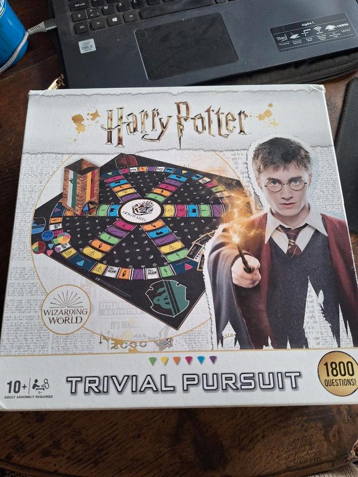 TRIVIAL PURSUIT HARRY POTTER in het Engels, Hobby en Vrije tijd, Gezelschapsspellen | Bordspellen, Zo goed als nieuw, Drie of vier spelers