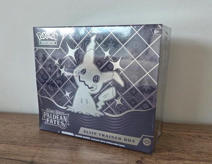 Pokémon - Paldean Fates ETB, Hobby en Vrije tijd, Verzamelkaartspellen | Pokémon, Zo goed als nieuw, Overige typen, Foil, Ophalen of Verzenden
