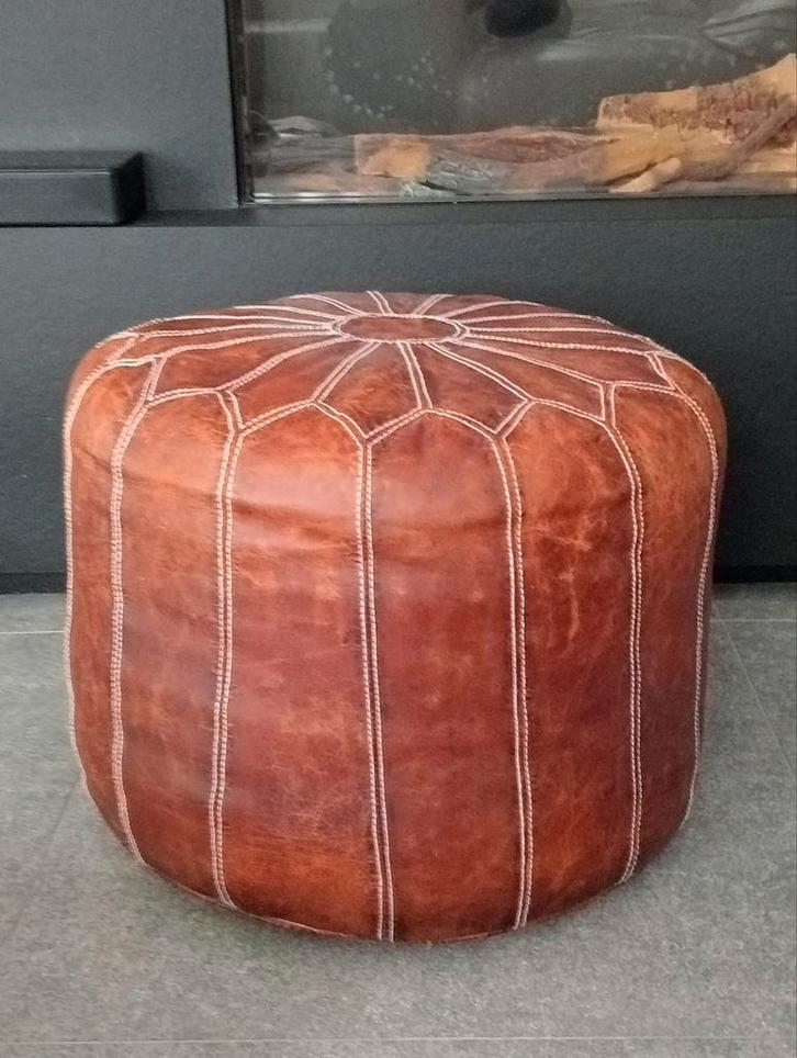 Prachtige poef / voetenbank, Huis en Inrichting, Zetels | Voetbanken en poefs, Zo goed als nieuw, 50 tot 75 cm, Rond, Leer, Ophalen
