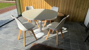 Kuipstoelen wit, houten poten, tafel wit, witte ronde poot beschikbaar voor biedingen