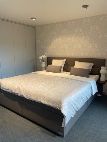 Waterbed compleet met achterwand, nachttafels, bergruimte, 2 beschikbaar voor biedingen