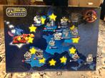 Stitch invades Europe Disney pin set + achtergrond, Collections, Enlèvement, Autres personnages, Neuf, Autres types