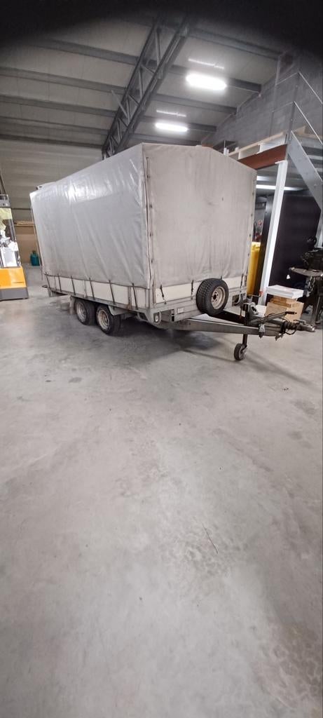 Remorque double essieux bâchée