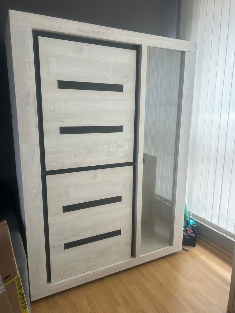 Vitrinekast Lucas Meubelen, Enlèvement