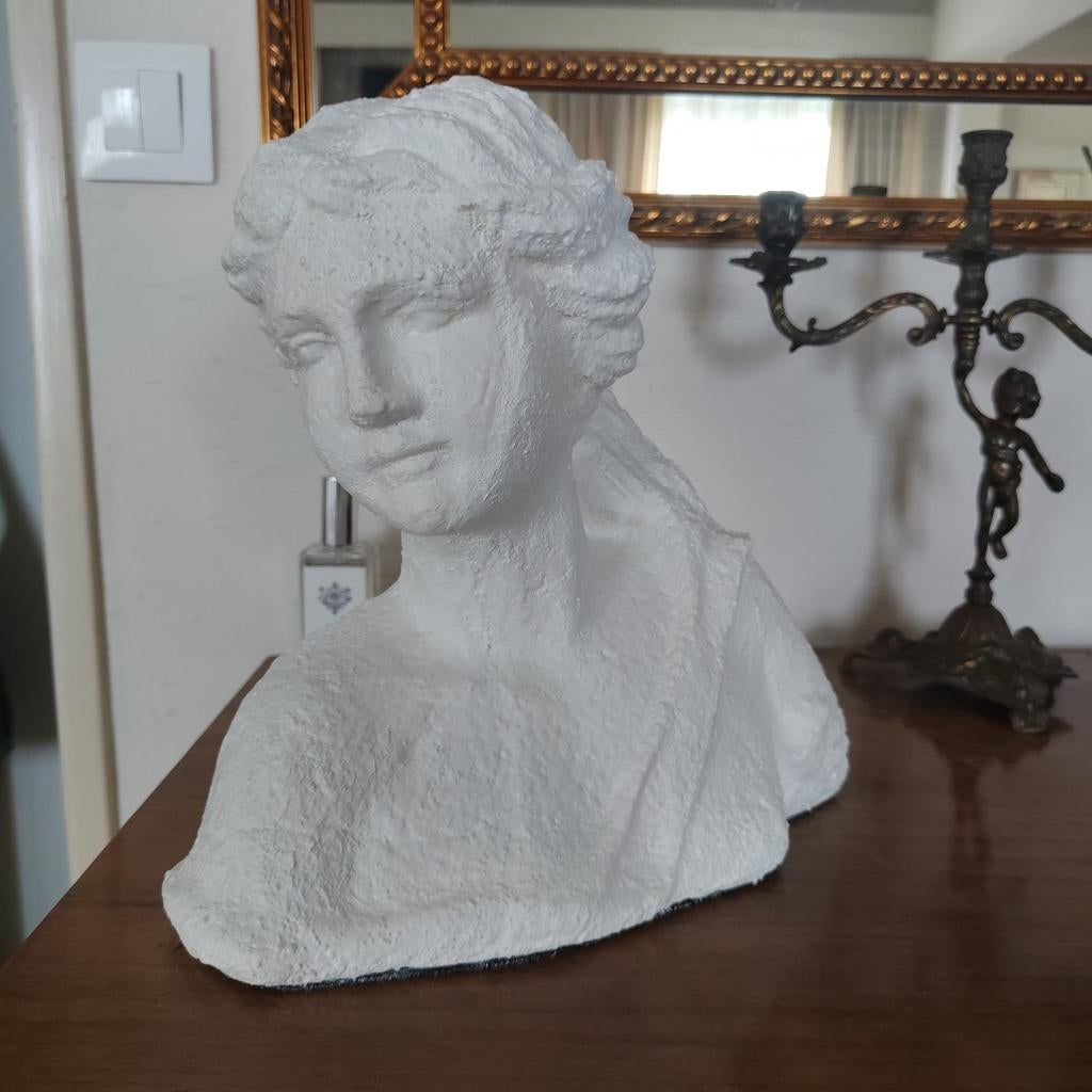 Ancien buste en béton patiné, Enlèvement