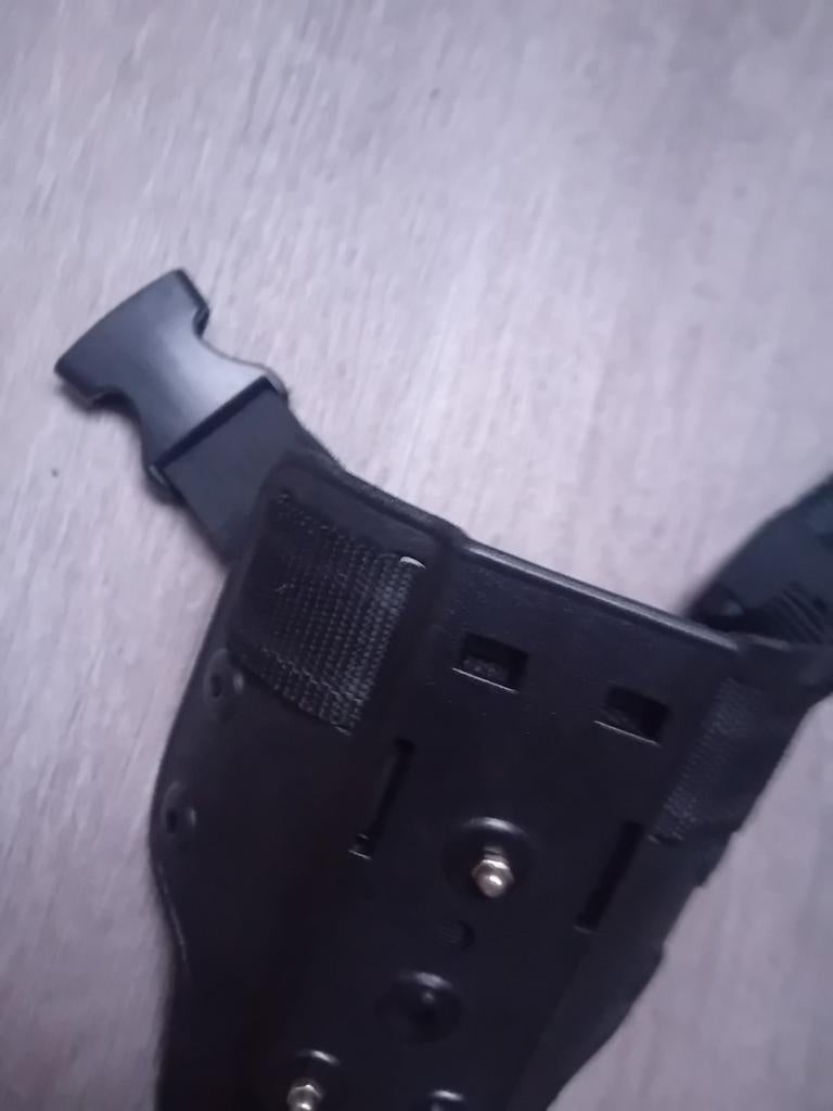 Airsoft  porte holster 8eur, Sports & Fitness, Accessoires de sport de tir, Enlèvement