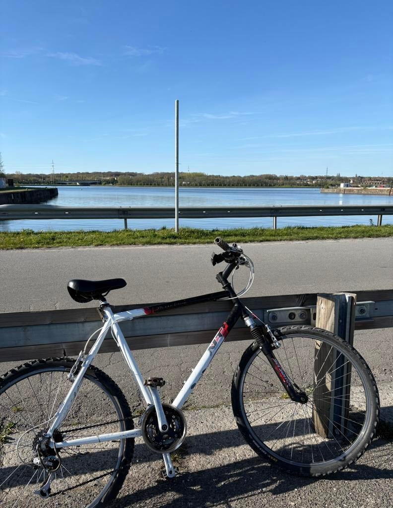 VTT noir et blanc - Taille M/L - 26 pouces, Vélos & Vélomoteurs, Enlèvement, Comme neuf, 26 pouces