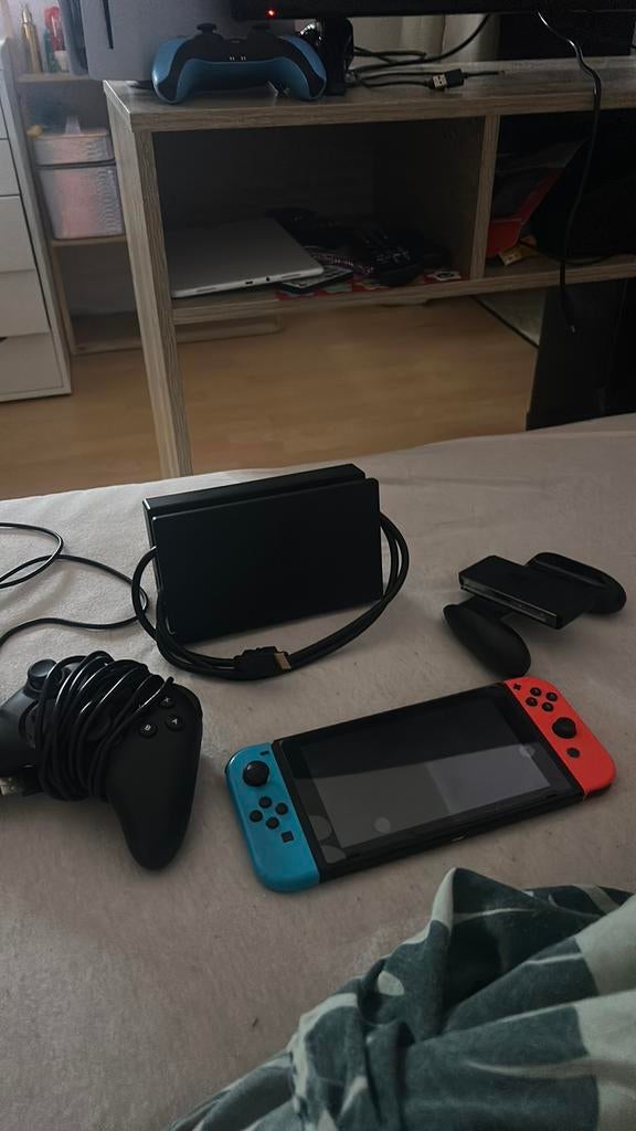 Nintendo switch, Consoles de jeu & Jeux vidéo, Consoles de jeu | Nintendo Switch, Enlèvement ou Envoi, Comme neuf, Avec 2 manettes