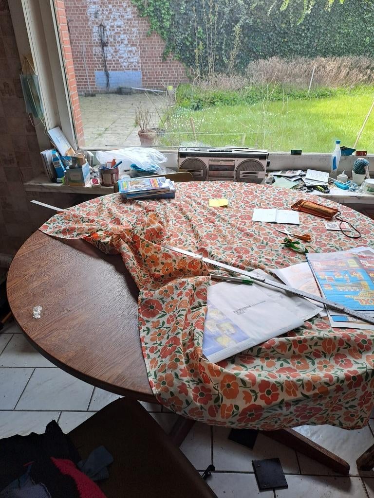 GRATUIT - Table de cuisine + 4 chaises, Maison & Meubles, Tables | Tables à manger, Enlèvement, Utilisé