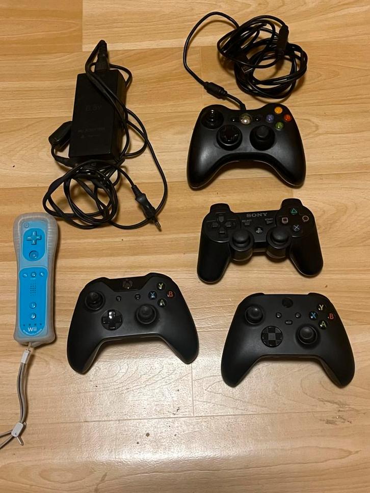Lot Gaming : 5 manettes (Wii, Xbox, PS3) + Alim PS2, Games en Spelcomputers, Spelcomputers | Xbox | Accessoires, Zo goed als nieuw