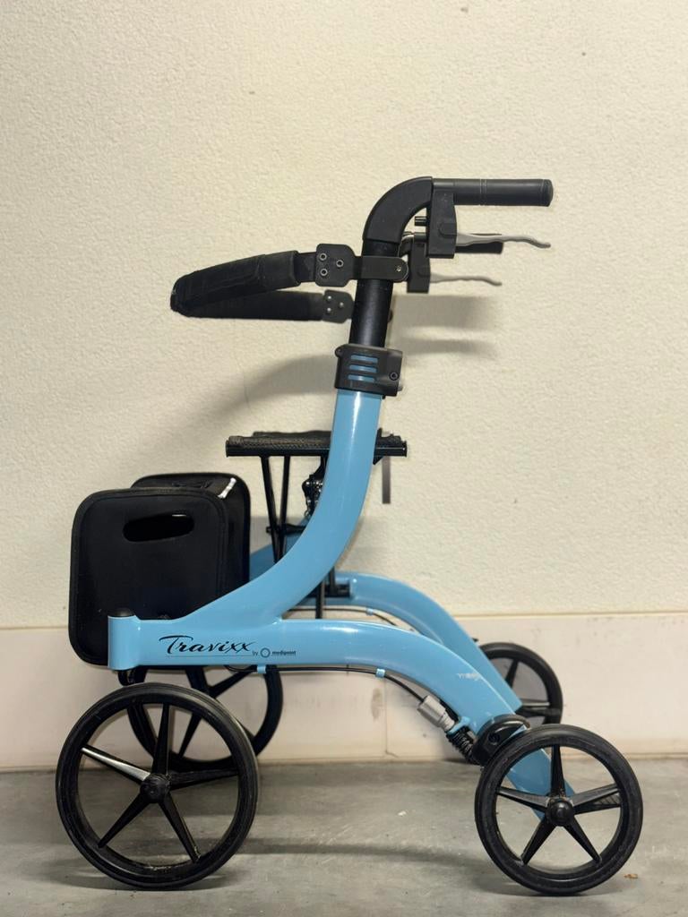 Prachtig Plooibaar lichtgewicht rollator met grote banden, Diversen, Ophalen of Verzenden, Lichtgewicht, Zo goed als nieuw