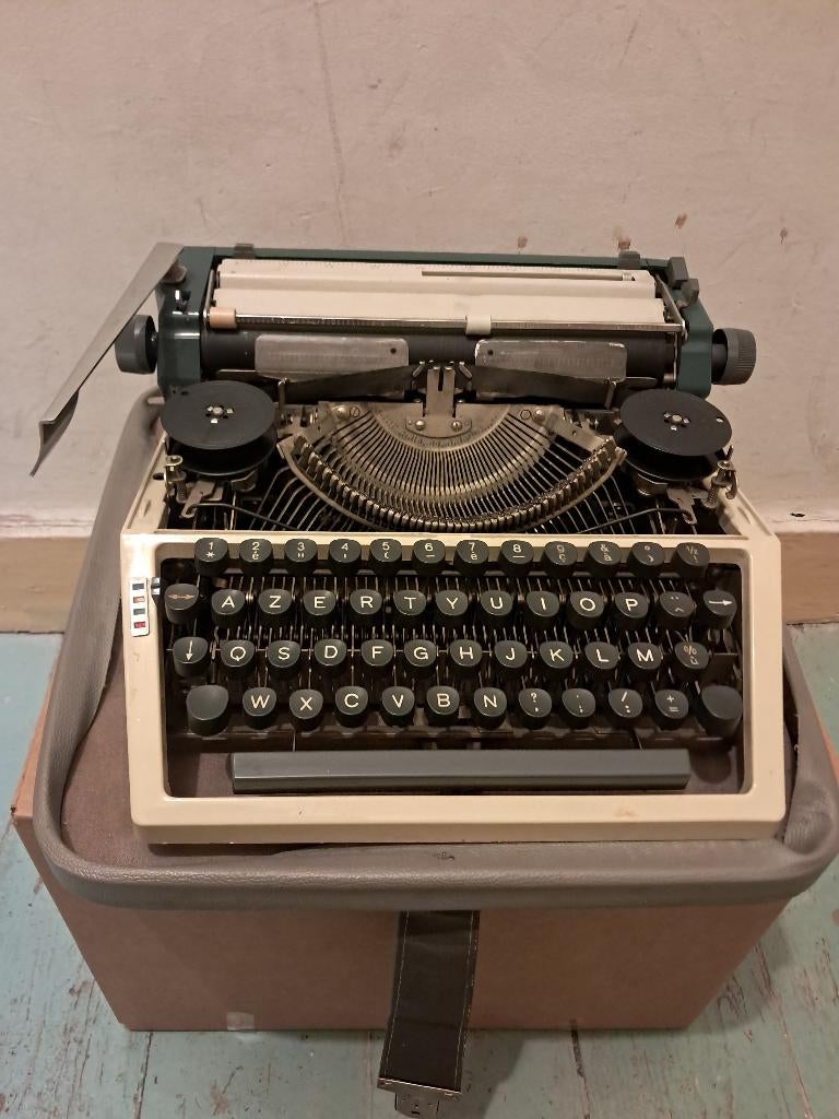 Machine à écrire azerty 50/60s dans sa valise d'origine., Enlèvement