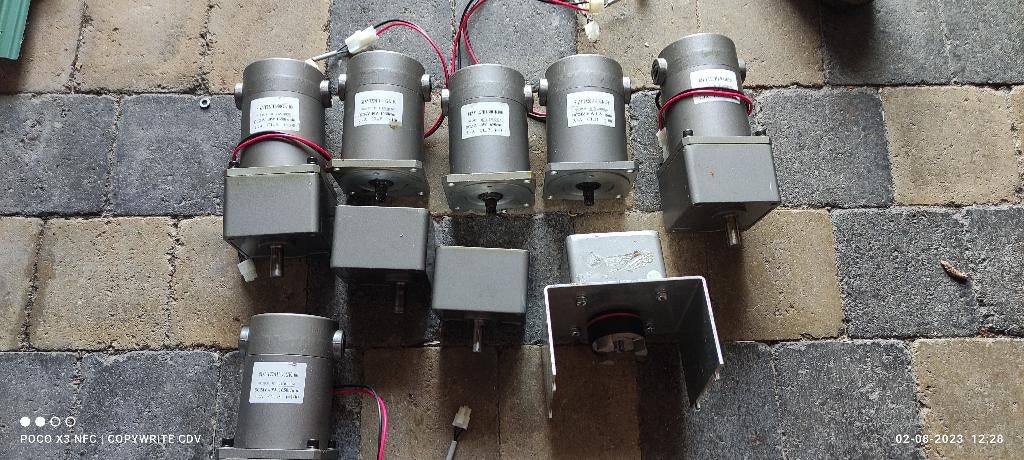 Moteur électrique 6 pièces + alimentation, Bricolage & Construction, Moteurs, Enlèvement, Comme neuf, Moteur électrique