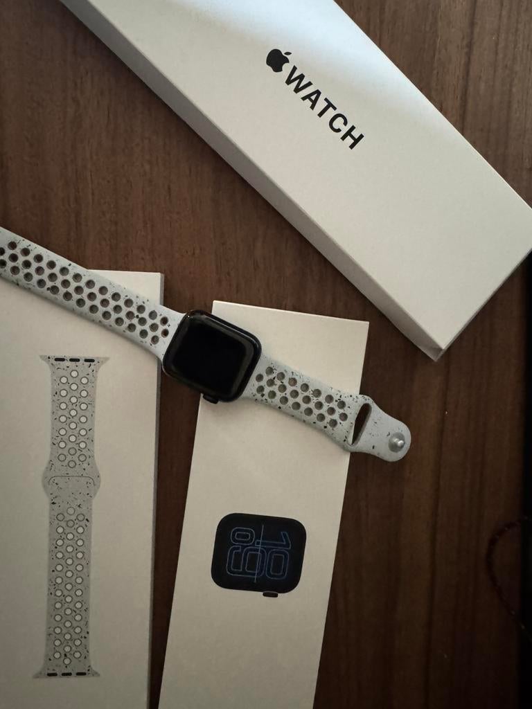 Apple Watch SE 3 – 40 mm – Bracelet Sport Nike + garantie, Handtassen en Accessoires, Smartwatches, Ophalen of Verzenden, Conditie