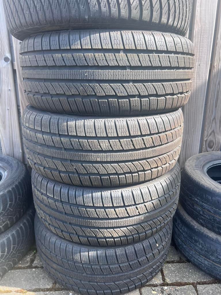 Pneus 225/40/R18 EN PARFAIT ÉTAT TOUTES SAISONS, Neuf, 4 Saisons, Véhicule de tourisme, Enlèvement