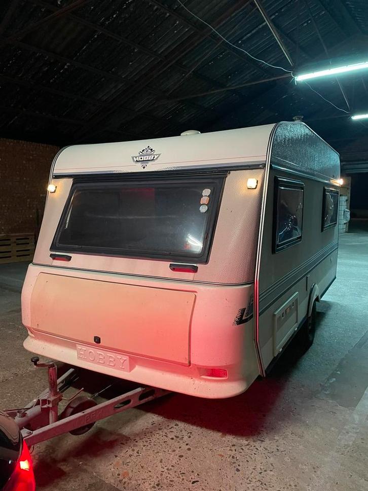 Hobby 420TM caravan, Caravanes & Camping, Caravanes, Particulier, jusqu'à 4, 1000 - 1250 kg, Siège de train, Hobby, Lit fixe, Réfrigérateur