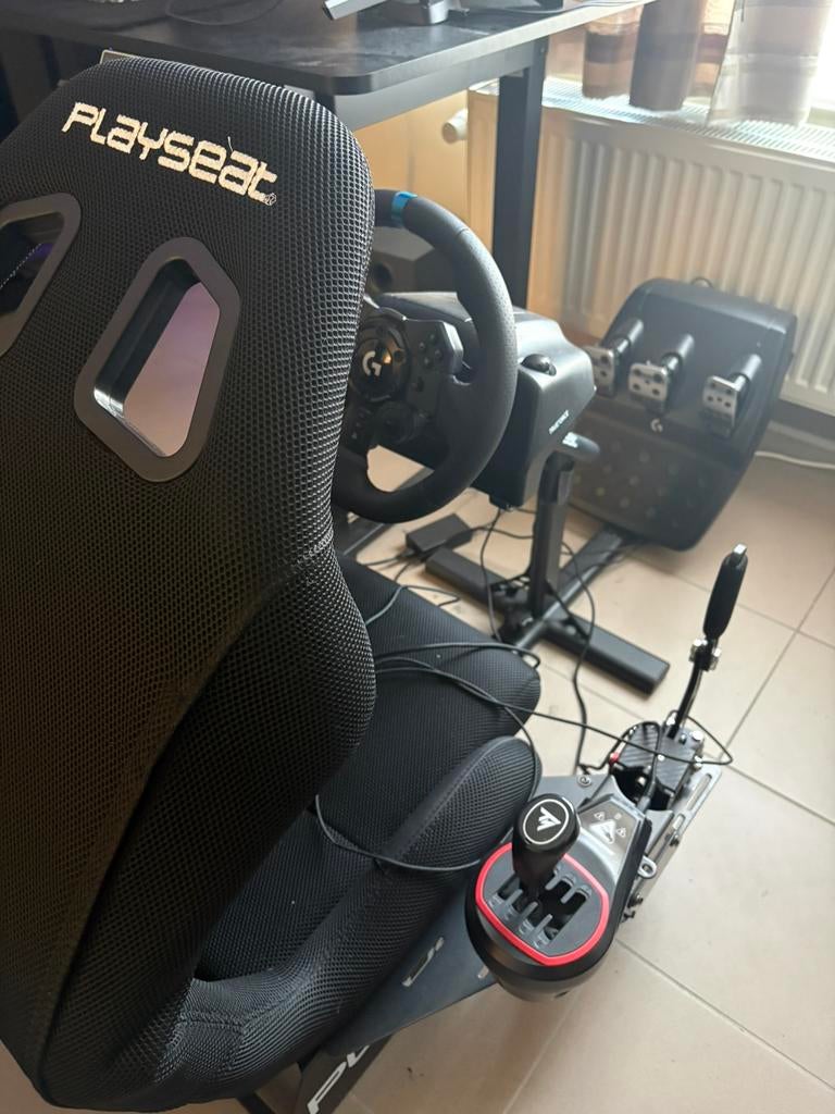 Playseat Evolution + Logitech g923 en extras, Games en Spelcomputers, 1 speler, Ophalen, Zo goed als nieuw, Racen en Vliegen