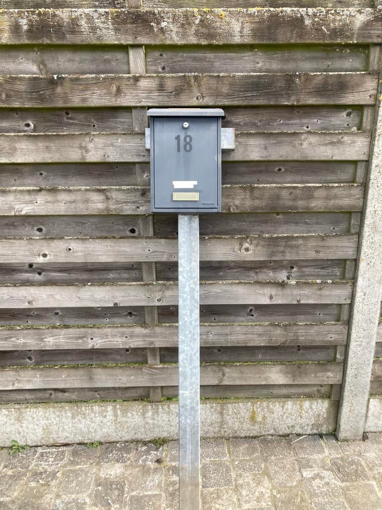 Brievenbus op paal om in losse grond te kloppen, Enlèvement, Comme neuf