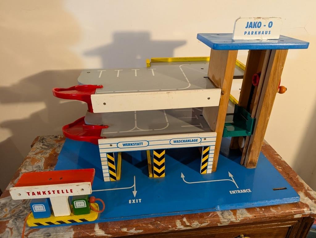 garage pour enfant à deux étages, Enfants & Bébés, Jouets | Circuits, Utilisé, Pièces, Manuelle, Autres marques, À monter soi-même