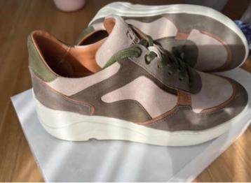 SPLINTERNIEUWE SNEAKERS beschikbaar voor biedingen