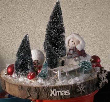 kerststuk met verlichting pop, slee, auto, ballen, bomen etc beschikbaar voor biedingen